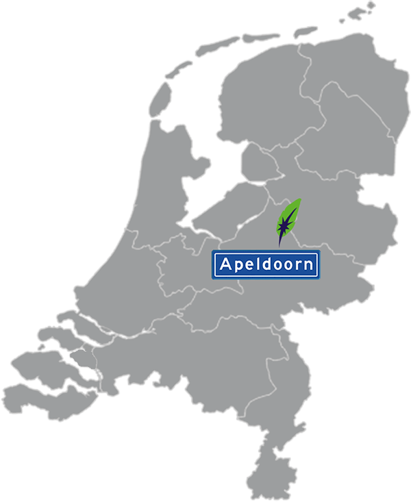 Grijze kaart van Nederland met Apeldoorn aangegeven voor maatwerk taalcursus Spaans zakelijk - blauw plaatsnaambord met witte letters en Dagnall veer - transparante achtergrond - 600 * 733 pixels